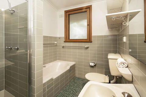 Alpine House - Views Over Lake Jindabyne And The Snowy Mountains - Stayed 2