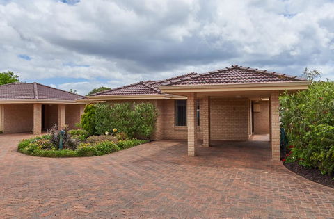 API Busselton Seaside Escape Apartments - Stays Accommodation 3