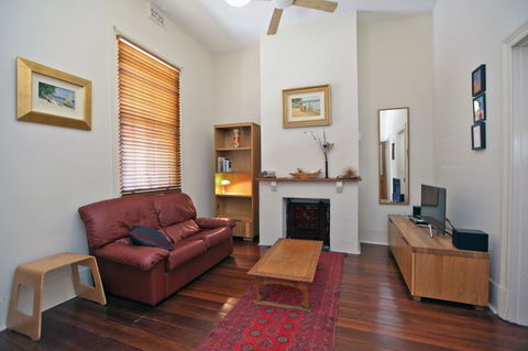 Art On Attfield - Cute Heritage 1 Bedroom Stone Cottage - Stays Accommodation 1