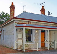 Art on Attfield - cute heritage 1 bedroom stone cottage - Stays Accommodation