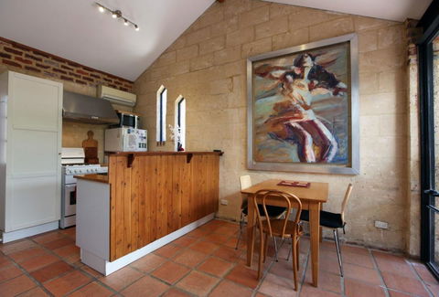 Art On Attfield - Cute Heritage 1 Bedroom Stone Cottage - Stays Accommodation 3