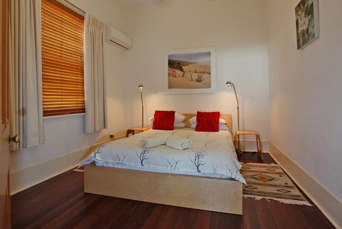 Art On Attfield - Cute Heritage 1 Bedroom Stone Cottage - Stays Accommodation 2