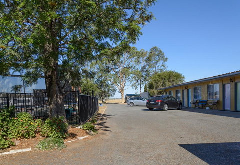 Artesian Motor Inn - Stays Accommodation 0