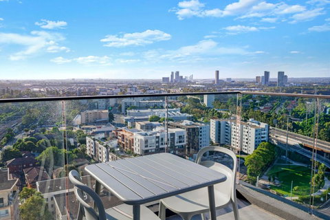 Luxury 1BR Apt With Stunning City Skyline Views - Stayed 3