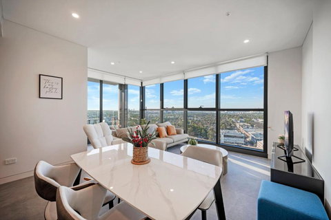 Luxury 1BR Apt With Stunning City Skyline Views - Stayed 2