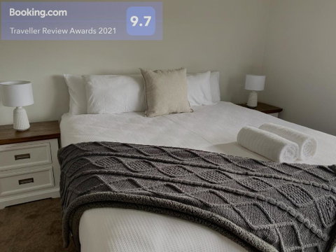 Luxury 3BR Hot Spring Retreat With KING Bed - Metung - Stayed 2