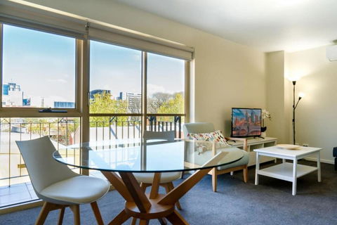 MadeComfy Spacious CBD Apartment In Prime Location - Stayed 0