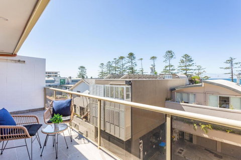 MadeComfy Trendy Apartment On Dee Why Beach - Stays Accommodation 1