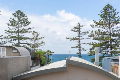 MadeComfy Trendy Apartment On Dee Why Beach - Stays Accommodation 2