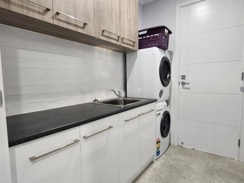 Minutes To The Beach! King Bed With TV, Spa Bath - Stayed 2