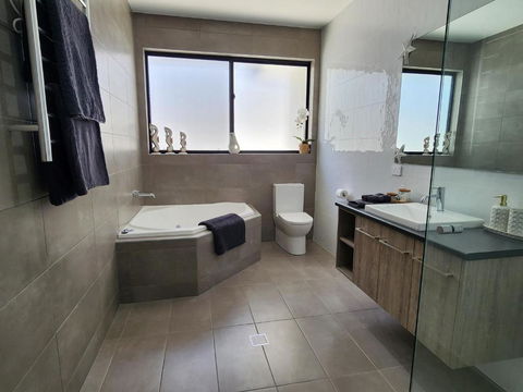 Minutes To The Beach! King Bed With TV, Spa Bath - Stayed 1