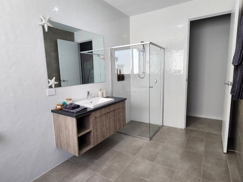 Minutes To The Beach! King Bed With TV, Spa Bath - Stayed 3