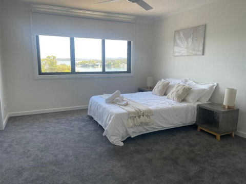 Mirrabooka Magic - Luxury By The Lake - Stayed 2