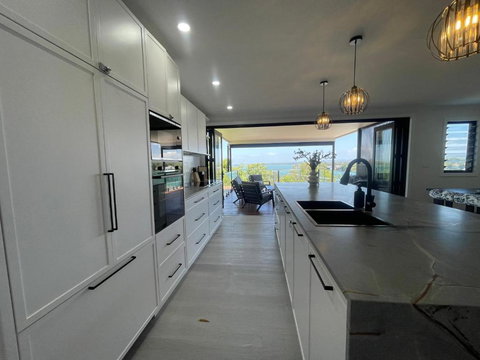 Mirrabooka Magic - Luxury By The Lake - Stayed 1