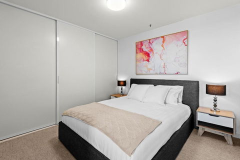 Modern 1-Bed & City Views, Steps From Racecourse - Stayed 1