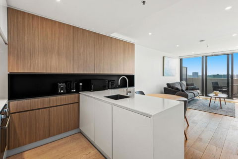 Modern 1-Bed & City Views, Steps From Racecourse - Stayed 2