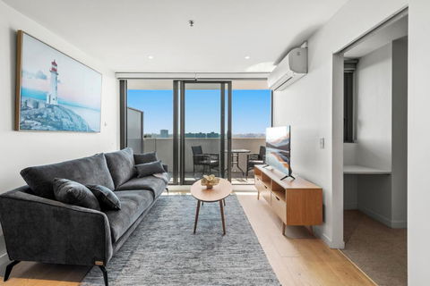 Modern 1-Bed & City Views, Steps From Racecourse - Stayed 3