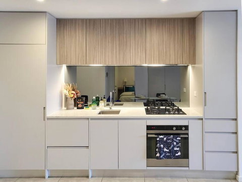 Modern Elegance: 2 Bedroom Oasis W/ Free Parking - Stayed 1