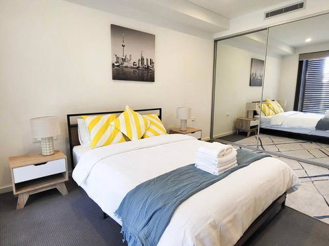 Modern Elegance: 2 Bedroom Oasis W/ Free Parking - Stayed 0