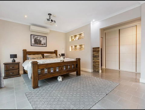 Modern Family Home With Pool - Stays Accommodation 2
