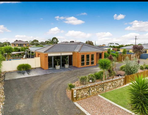 Modern Family Home With Pool - Stays Accommodation 1