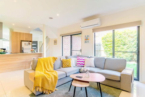 Modern Home In Central Oakleigh East - Stayed 0
