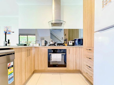 Modern Home In Central Oakleigh East - Stayed 3