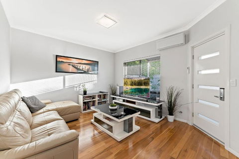 Modern Scarborough Townhouse - Stayed 1