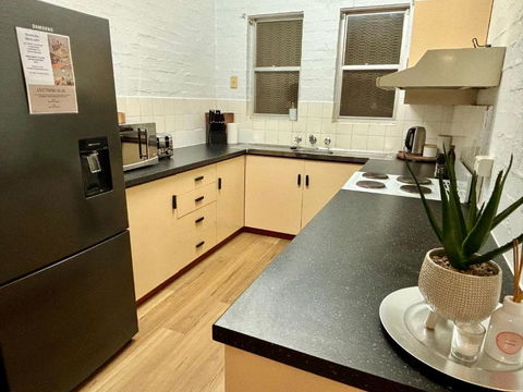 Neat 2 Bedroom Apartment, With Free Parking - Stayed 2