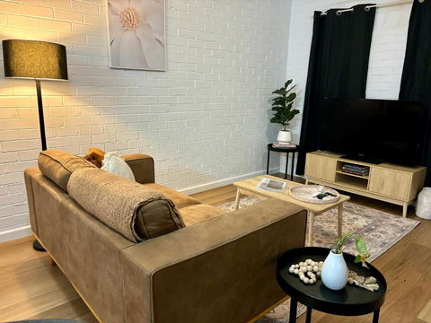 Neat 2 Bedroom Apartment, With Free Parking - Stayed 1