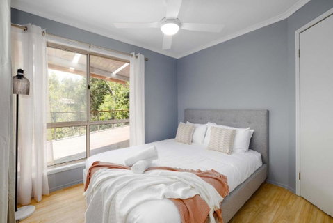 NEW 3BR Serene Creekside Retreat In Helensvale - Stays Accommodation 2