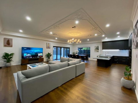 New Spacious Luxury 5 Bedroom Mansion In Unley - Stays Accommodation 3
