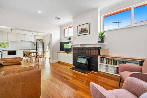 New Town Bungalow - A Leafy Family Haven - Stays Accommodation 0
