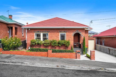 New Town Bungalow - A Leafy Family Haven - Stays Accommodation 1