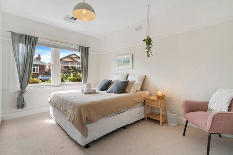 New Town Bungalow - A Leafy Family Haven - Stays Accommodation 3