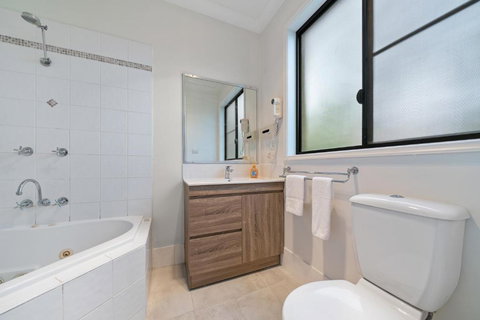 Newly Renovated Central Private Studio - Stays Accommodation 2