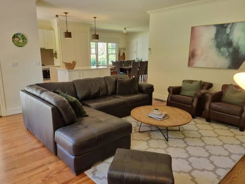 Noonan House, 5 Bedrooms. Hop & Skip To Town - Stayed 3