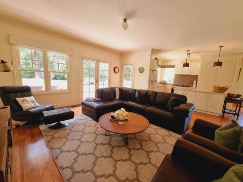 Noonan House, 5 Bedrooms. Hop & Skip To Town - Stayed 2