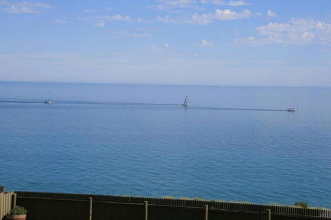 Ocean Blue KI. Absolute Ocean Front, Free WiFi - Stays Accommodation 3
