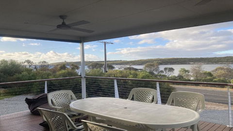 Off The Net - New Listing - Esplanade Property With Views Of The Channel - Stayed 1