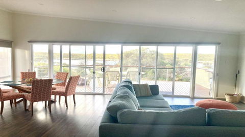 Off The Net - New Listing - Esplanade Property With Views Of The Channel - Stayed 2