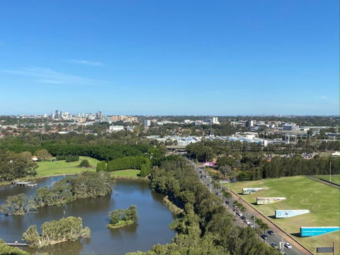 Parkside & City View In Sydney Olympic Park - Stayed 1