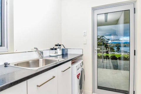 Paradise Point - Entire Home In Clarence Point, Tasmania Australia, 10 Guests 7 Bedrooms 7 Beds 3 Baths - Stayed 3