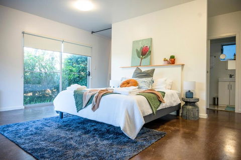 Peaceful Hills Escape: Charming 2-Story Retreat - Stayed 0