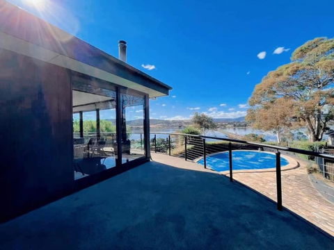 Peaceful House With Great Ocean & Mountain View - Stayed 1