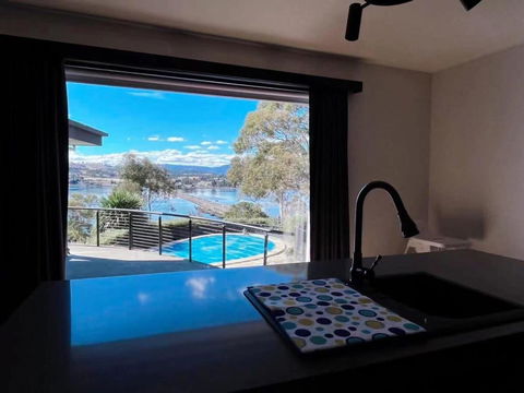 Peaceful House With Great Ocean & Mountain View - Stayed 2