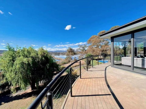 Peaceful House With Great Ocean & Mountain View - Stayed 3