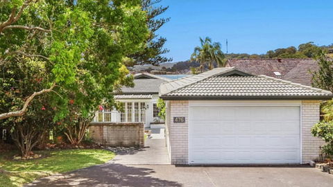 Pine Tree Cottage - Waterfront - Stays Accommodation 1