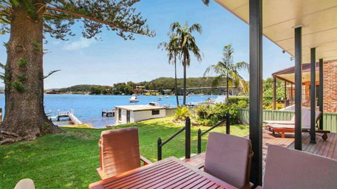 Pine Tree Cottage - Waterfront - Stays Accommodation 0