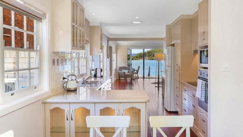 Pine Tree Cottage - Waterfront - Stays Accommodation 3